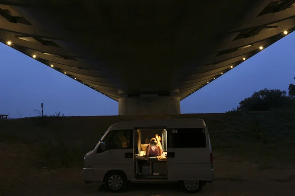 Akasztott fel autópálya road, Tokyo bay vizeken — Stock Fotó