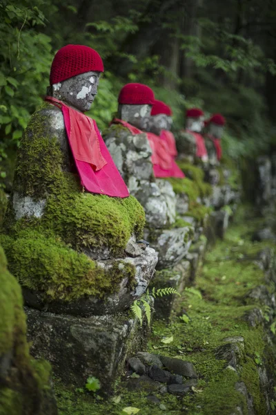 Kleine Statuen auf dem Friedhof von Okunoin — Stockfoto
