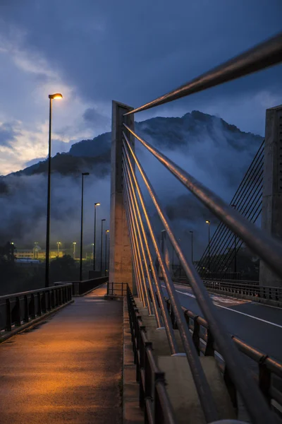 Tom gångväg på bron — Stockfoto