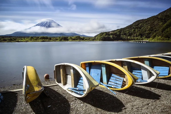 Clouds around Mount Fuji and boats in foreground — Stock Photo, Image