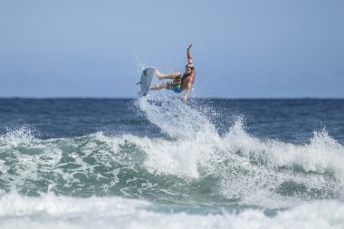 Üstünde tepe-in dalga sörfçü