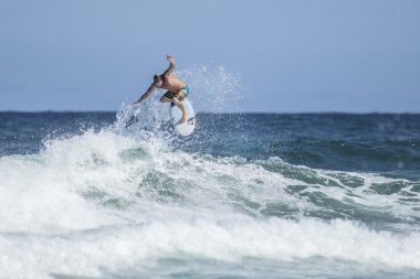 Üstünde tepe-in dalga sörfçü
