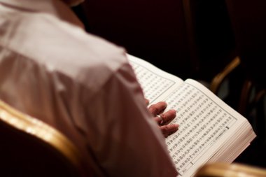 Manastırda okuma Budist rahip