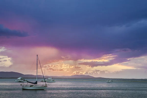 Boote an der Küste — Stockfoto