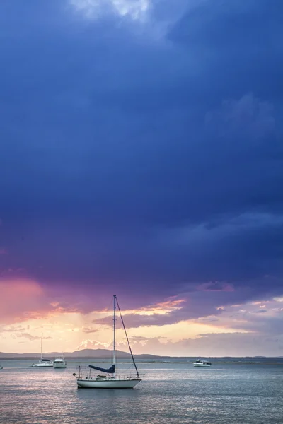 Barcos na costa — Fotografia de Stock