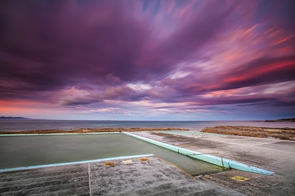 Zwembad in storm — Stockfoto