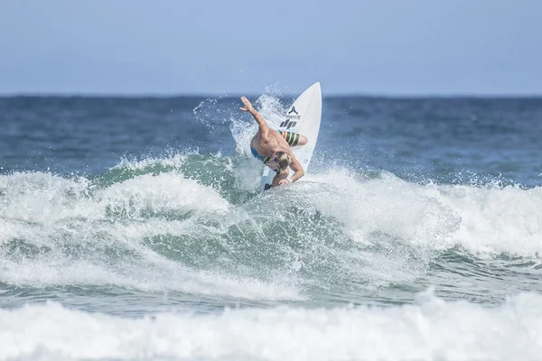 Surfer on top of wave — Stock Photo, Image