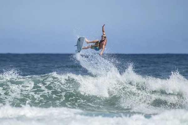Üstünde tepe-in dalga sörfçü