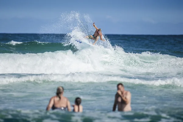 Surfista no topo da onda — Fotografia de Stock