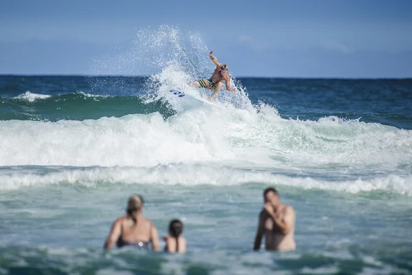 Surfer on top of wave — Stock Photo, Image