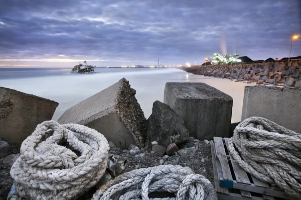 Touwen over stad achtergrond — Stockfoto