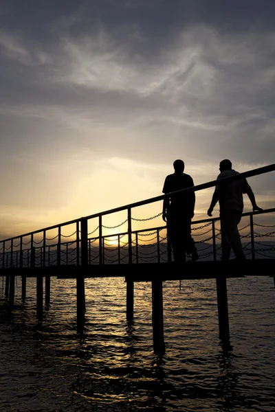 Men walking along pier — Stock Photo, Image