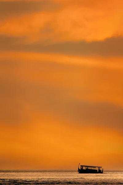 Boat silhouette at sunset — Stock Photo, Image