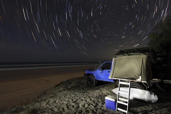 Vehículo en el desierto por la noche — Foto de Stock