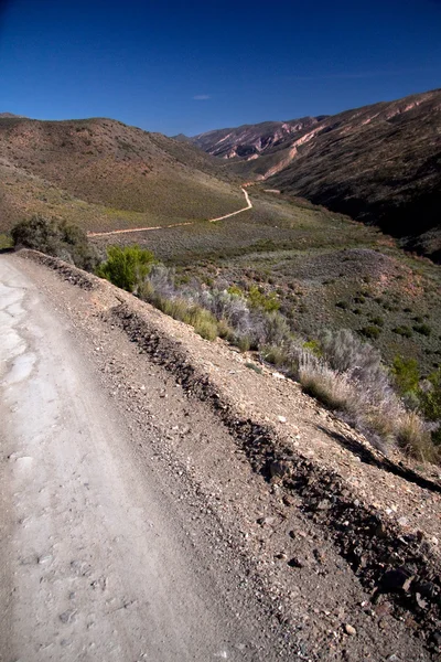 Route haute au-dessus des montagnes — Photo