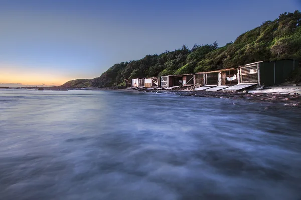 Överge house ruin på stranden — Stockfoto