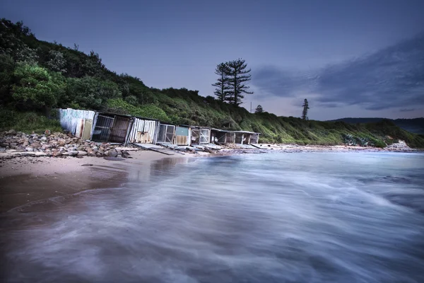 Evi harabe sahilde terk — Stok fotoğraf
