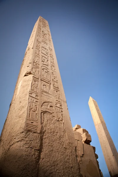 Starověký Obelisk s hieroglyfy — Stock fotografie