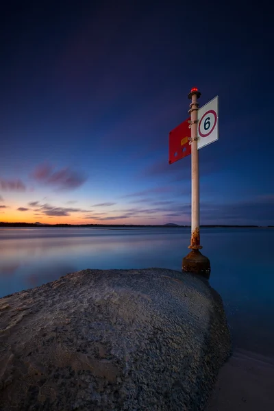 Schild am Meeresufer — Stockfoto