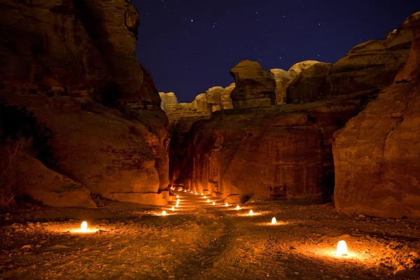O Tesouro em Petra Jordan iluminado à noite — Fotografia de Stock