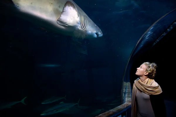 Vrouw in aquarium tunnel — Stockfoto