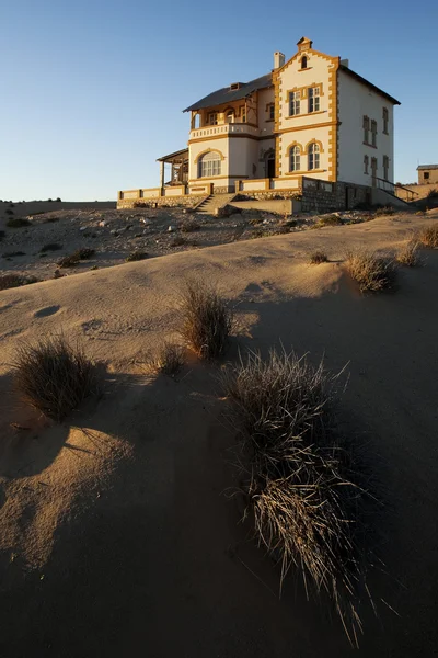 Kolmanskop pueblo fantasma, desierto de Namib — Foto de Stock