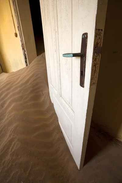 Kolmanskop město duchů, Namibská poušť — Stock fotografie