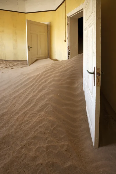 Kolmanskop město duchů, Namibská poušť — Stock fotografie