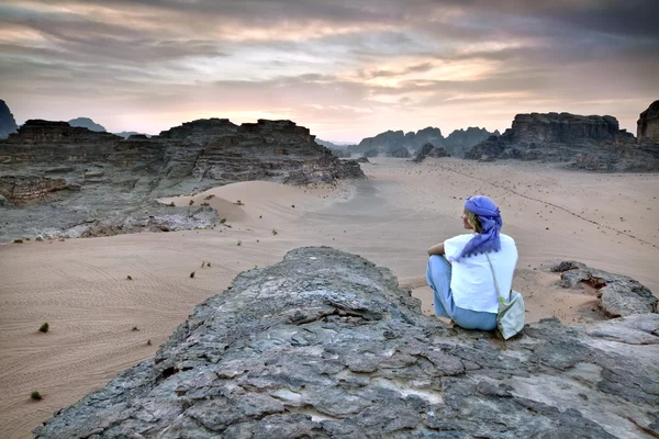 The girl sitting in the desert — Stock Photo, Image