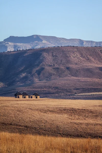 Zulu kulübelerde arazi — Stok fotoğraf