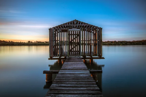 Vecchia rimessa di legno in un lago — Foto Stock