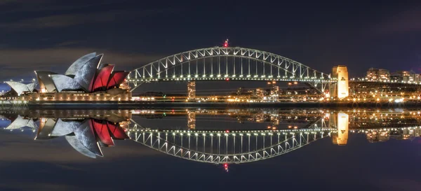 Яркий Сидней с подсветкой — стоковое фото