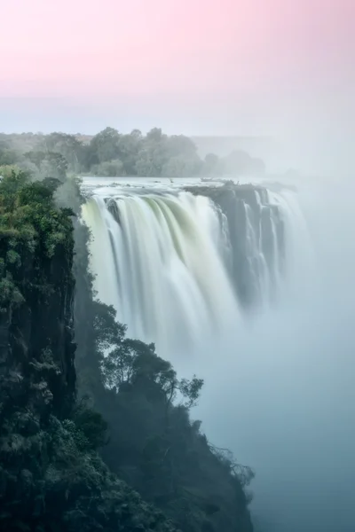 Belo pôr do sol sobre a cachoeira — Fotografia de Stock