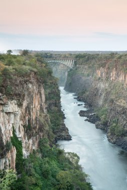 Zambezi Nehri üzerinde köprü