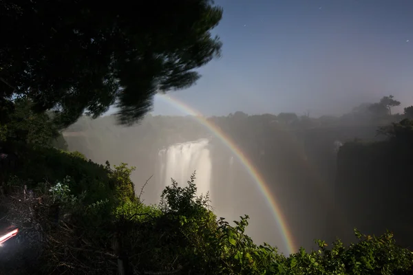 Arco-íris sobre cachoeira em selvas — Fotografia de Stock