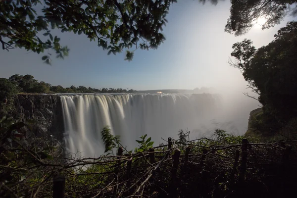 Belo pôr do sol sobre a cachoeira — Fotografia de Stock