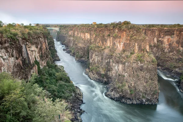 Victoria falls a Zambezi řeky v Zimbabwe. — Stock fotografie