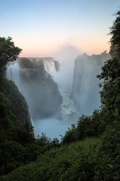 Victoria cae y el río Zambezi en Zimbabue . — Foto de Stock