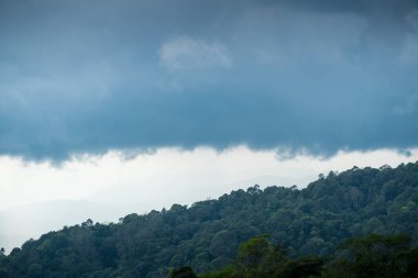 Yeşil tepeler ve yağmur bulutları