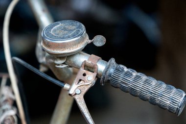 Eski klasik bisiklet zili paslanmıştı..