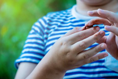 Çamur oynayan bir çocuğun ellerini kapat.