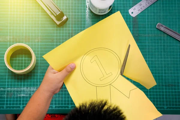 Rapazes Estão Cortar Papel Num Esquema Prémios Medalha — Fotografia de Stock