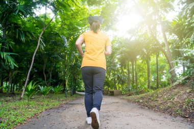 Parkta koşan bir kadının arkası..
