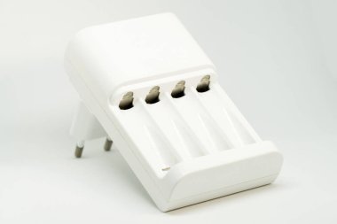 Beyaz zemin üzerinde pil şarj edici