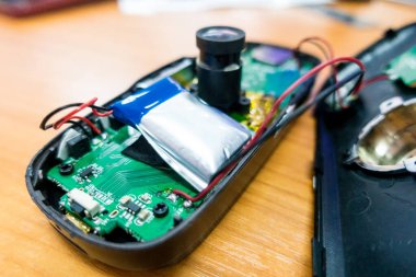 Arabanın kamerasında eski bir pil şişliği var.