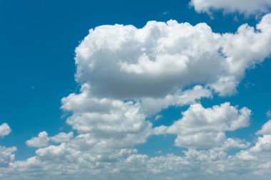 bulutlu mavi gökyüzü arkaplanı