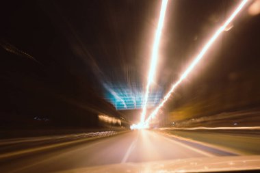 Arka plan görüntüsü sokakta bulanık sarhoş konseptinin içinde