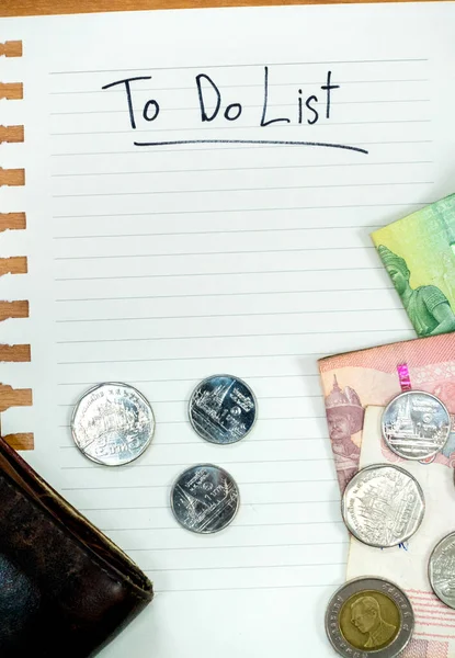 Draufsicht Auf Den Schreibtisch Mit Aufgabenliste Papier Und Thailändischem Geld — Stockfoto