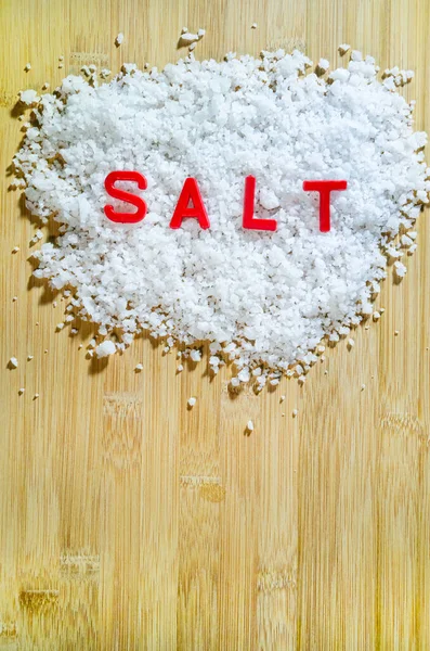 Heap Sea Salt Salt Alphabets Cutting Board — Stock Photo, Image