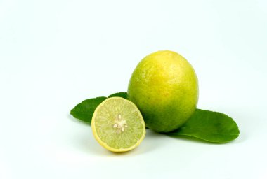 Beyaz arkaplanda kireç grubu